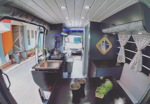 Chiếc xe này đã cùng gia đình anh chị đi nhiều địa điểm du lịch trên cả nước. Mọi thứ đều đều hoạt động rất bình thường. Hệ thống điện nước anh vừa học hỏi trên mạng vừa thiết kế hoạt động cũng rất tốt, không bị trục trặc gì. Anh Sơn cho biết đây là chiếc xe thứ 2 vợ chồng anh cải tạo. Chiếc xe lần trước được làm cách đây 1 năm thì anh chị gặp rất nhiều khó khăn. “Ngôi nhà di động” lần này có kinh nghiệm hơn nên cải tạo cũng bớt phần khó khăn hơn.