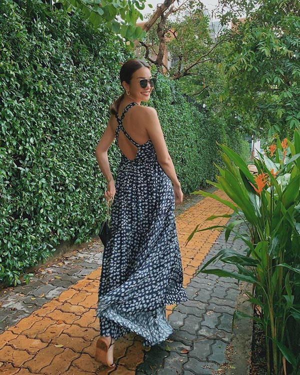 Siêu mẫu Thanh Hằng cũng có váy hoạ tiết dáng dài và rộng cho bằng chị bằng em.