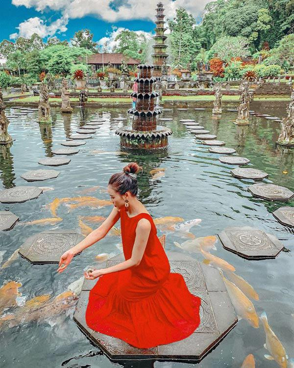 Sam nổi bật với chiếc đầm màu đỏ rộng thùng thình nhưng hở vai.