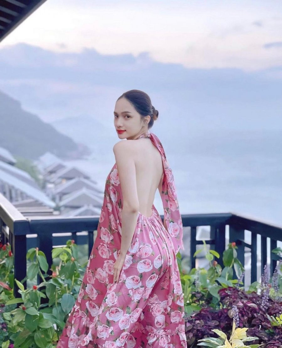 Thiết kế cổ yếm khéo khoe vai trần và phần lưng nuột nà của Hương Giang. Bộ cánh sử dụng chất liệu voan nhẹ nhàng, in hình họa tiết hoa hồng càng khiến ca sĩ thêm phần bay bổng. Mẫu váy dài phủ gót nên Hương Giang khéo đi thêm một đôi giày cao gót vừa phải để "hack dáng". Việc diện váy rộng đối với các sao nữ khác luôn bị người hâm mộ "soi". Còn với Hương Giang dù cô có mặc đồ "mênh mông" đến đâu người hâm mộ cũng chỉ dành lời khen vì chẳng bao giờ thấy dìm dáng mà còn rất gợi cảm.