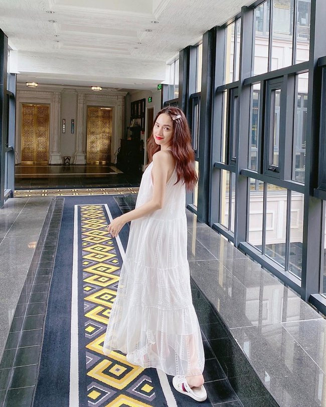 Lần khác ca sĩ điệu đà với chiếc váy voan trắng xếp lớp, đi giày bệt thoải mái. Cộng đồng mạng nhận xét Hương Giang trong trang phục nào cũng đẹp bởi cô sẵn sắc vóc và có gu thời trang tốt. Tuy nhiên để ý mới thấy, không chỉ Hương Giang mà có một vài sao Việt có thể kể tới như H'Hen Niê, Kỳ Duyên, Minh Triệu, Thanh Hằng, Kaity Nguyễn, Ngọc Thanh Tâm... từng lăng xên đầm bầu dù nó chẳng hề tôn dáng như những chiếc váy body. 