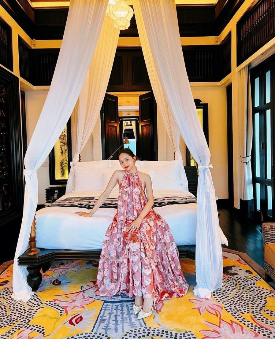 Diện đầm xòe giấu dáng nhưng ca sĩ vẫn thừa sang chảnh. Bản thân ca sĩ cũng chia sẻ khi không thực hiện bộ ảnh hay bận rộn lịch trình, những mẫu đầm liền, dáng suông là ưu tiên hàng đầu của mình.