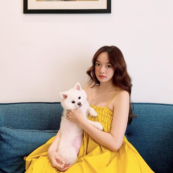 Kaity Nguyễn không còn khoe vòng 1 căng tràn như trước nữa mà ngược lại, vô cùng trong trẻo và đáng yêu trong chiếc váy 2 dây xoè to màu vàng tươi tắn.