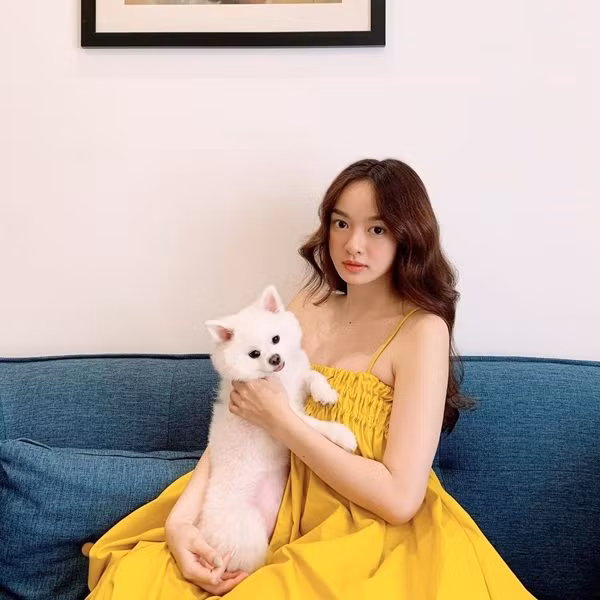 Kaity Nguyễn không còn khoe vòng 1 căng tràn như trước nữa mà ngược lại, vô cùng trong trẻo và đáng yêu trong chiếc váy 2 dây xoè to màu vàng tươi tắn.