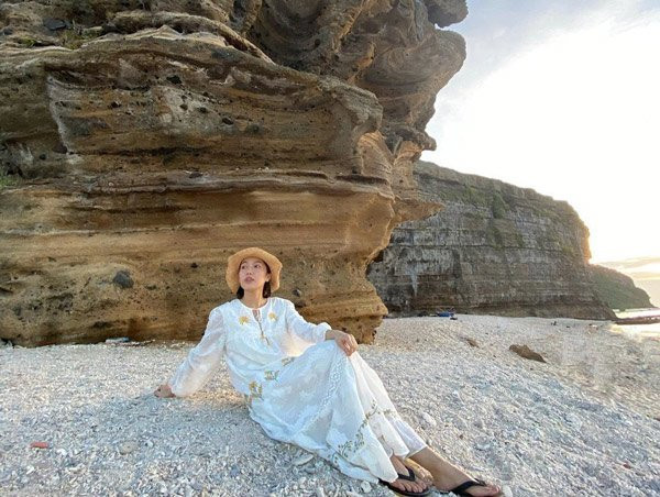 Diệu Nhi cũng chọn váy oversize để thả dáng bên bờ biển trong dịp nghỉ dưỡng mùa hè này. Với những chiếc váy oversize này, khi bạn biết chọn được kiểu dáng, màu sắc và phối với phụ kiện phù hợp cũng sẽ vô cùng thời trang và bắt mắt đấy. Đầm rộng vừa mang đến cảm giác mát mẻ, vừa giúp bạn thoải mái di chuyển. 