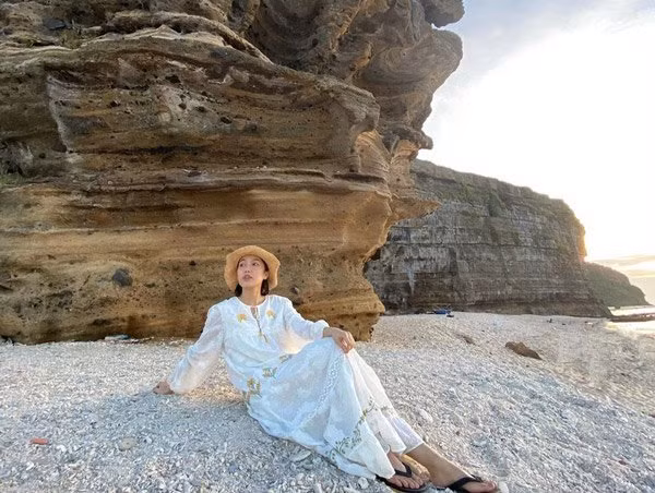 Diệu Nhi cũng chọn váy oversize để thả dáng bên bờ biển trong dịp nghỉ dưỡng mùa hè này. Với những chiếc váy oversize này, khi bạn biết chọn được kiểu dáng, màu sắc và phối với phụ kiện phù hợp cũng sẽ vô cùng thời trang và bắt mắt đấy. Đầm rộng vừa mang đến cảm giác mát mẻ, vừa giúp bạn thoải mái di chuyển. 