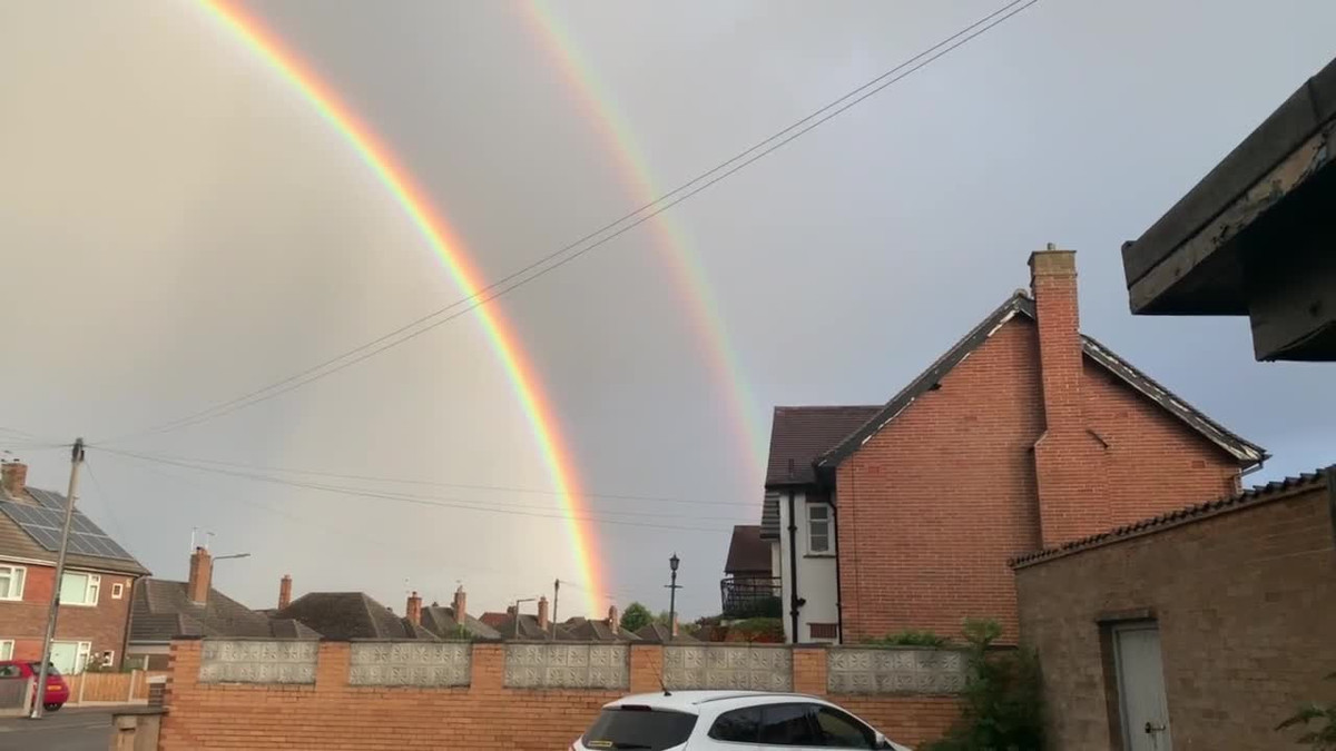 Cầu vồng kép khổng lồ xuất hiện trên bầu trời Cau vong kep khong lo xuat hien tren bau troi