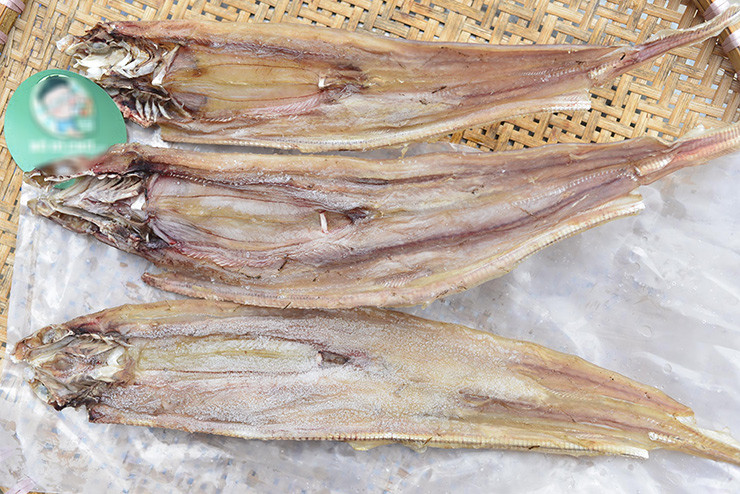 Cá tắc kè sau khi bắt được thì người ta mổ bụng, chẻ ra rồi đem phơi khô, mỗi cân có khoảng 8-12 con.