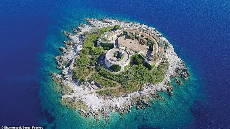 12 hòn đảo bỏ hoang đẹp và đáng sợ trên thế giới ảnh 1