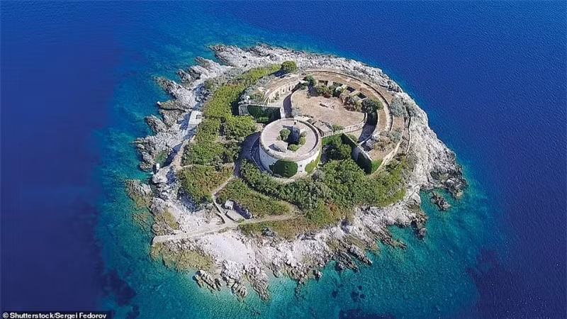 12 hòn đảo bỏ hoang đẹp và đáng sợ trên thế giới ảnh 1