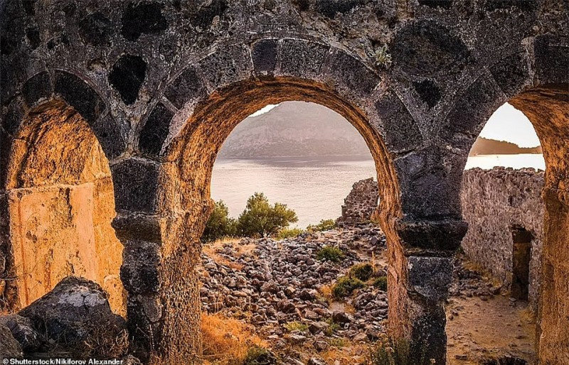 12 hòn đảo bỏ hoang đẹp và đáng sợ trên thế giới ảnh 2