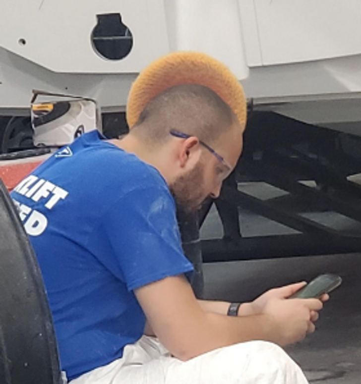 Người đàn ông và một mái tóc kỳ quặc