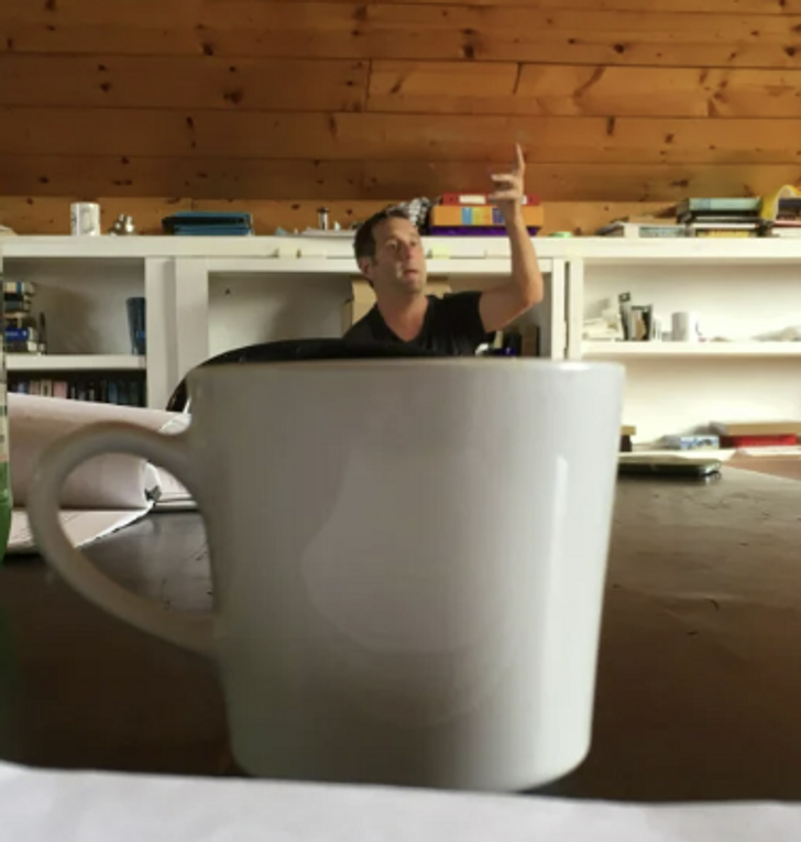 Điều gì xảy ra với cốc cà phê kỳ quái này vậy?