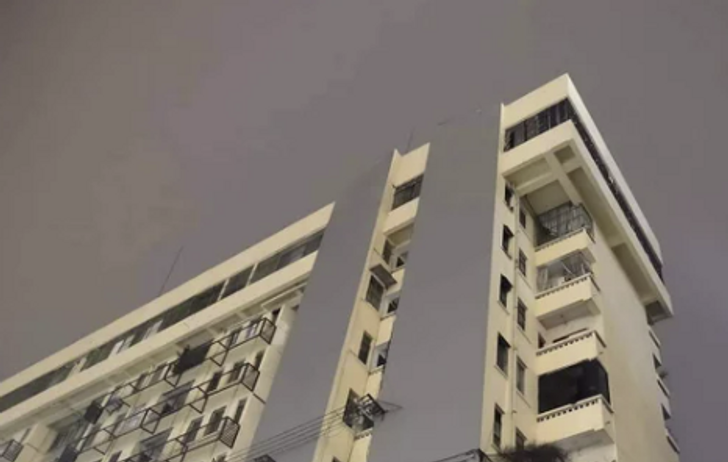 Toà nhà tan cùng bầu trời