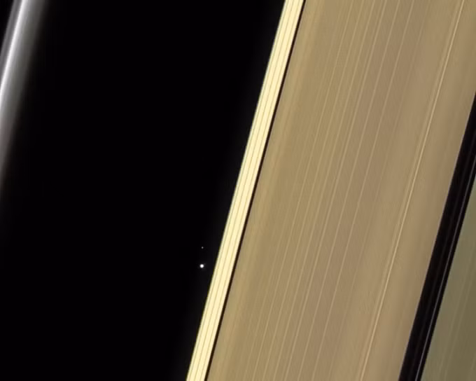 Cach xa 1,4 ty km, tau ty do gui ve buc anh bi an