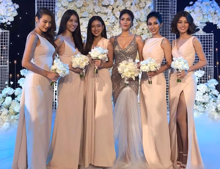 Đội phù dâu trong đám cưới Lan Khuê cũng chẳng kém phần nổi bật, đó là các học trò của cô dâu ở chương trình "The Face" như Tú Hảo, Mai Ngô, Mỹ Nhân, Lily Nguyễn, Thu Hiền.