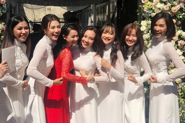 Đám cưới của Trường Giang - Nhã Phương cũng có đội ngũ bưng mâm quả cực "xịn", đều là những cô bạn gái thân thiết trong nghề của nữ diễn viên. Nếu Nhã Phương không diện chiếc áo dài đỏ thì khó có thể nổi bật được trước dàn người đẹp này.