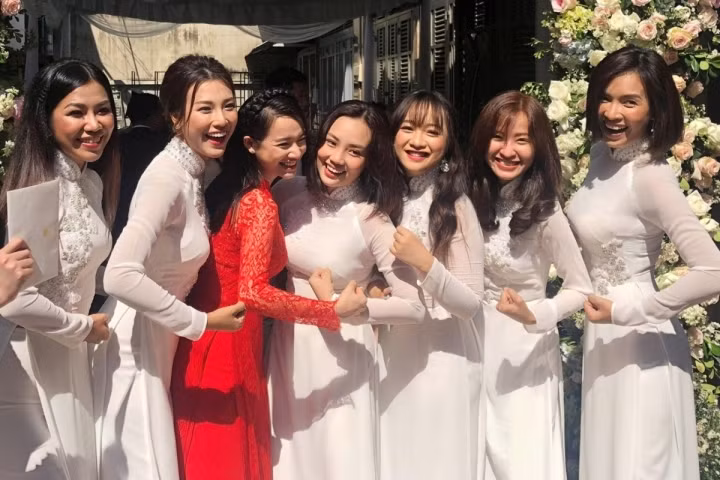 Đám cưới của Trường Giang - Nhã Phương cũng có đội ngũ bưng mâm quả cực "xịn", đều là những cô bạn gái thân thiết trong nghề của nữ diễn viên. Nếu Nhã Phương không diện chiếc áo dài đỏ thì khó có thể nổi bật được trước dàn người đẹp này.