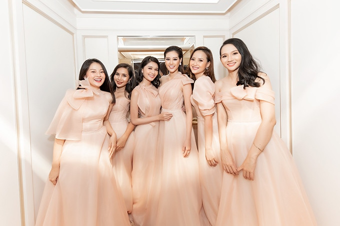 Cả 4 người đẹp showbiz làm phù dâu cho Thúy Vân đều đẹp như hoa.