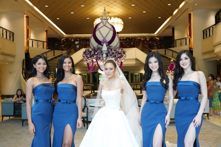 H’Hen Niê cùng cùng các mỹ nhân của Miss Universe 2018 từng làm phù dâu cho đám cưới của Hoa hậu Hoàn vũ Thái Lan 2018 Ning Sophida. Cả 4 người đẹp nổi bật trong bộ váy xẻ cao thanh lịch, quyến rũ lấn át cả cô dâu.
