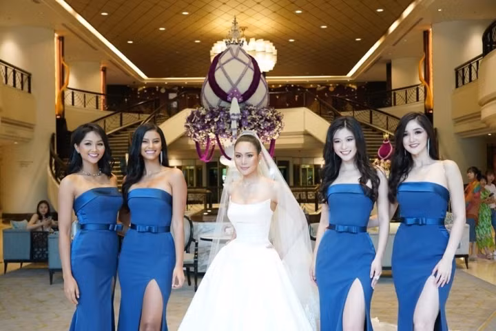 H’Hen Niê cùng cùng các mỹ nhân của Miss Universe 2018 từng làm phù dâu cho đám cưới của Hoa hậu Hoàn vũ Thái Lan 2018 Ning Sophida. Cả 4 người đẹp nổi bật trong bộ váy xẻ cao thanh lịch, quyến rũ lấn át cả cô dâu.