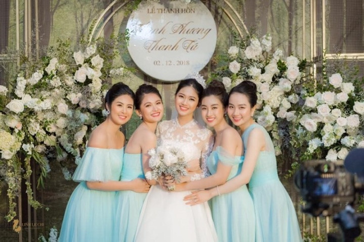 Lễ cưới của Á hậu Thanh Tú và chồng doanh nhân được tổ chức tại Hà Nội. Dàn phù dâu gồm Hoa hậu Ngọc Hân, Đỗ Mỹ Linh, Á hậu Thùy Dung và người đẹp Phùng Lan Hương.