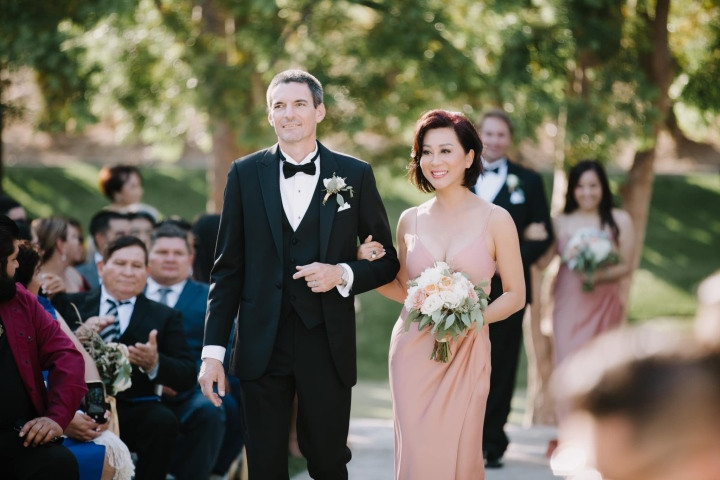 Khoe vóc dáng nuột nà, săn chắc trong chiếc váy dây xẻ tà gợi cảm, gương mặt tươi tắn, trông Kỳ Duyên trẻ hơn nhiều so với tuổi 57.