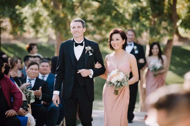 Khoe vóc dáng nuột nà, săn chắc trong chiếc váy dây xẻ tà gợi cảm, gương mặt tươi tắn, trông Kỳ Duyên trẻ hơn nhiều so với tuổi 57.