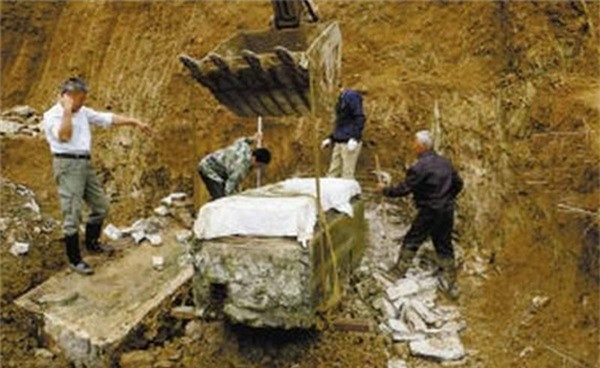 Cô dâu 5 tuổi mặc váy cưới dát vàng trong ngôi mộ cổ ảnh 2