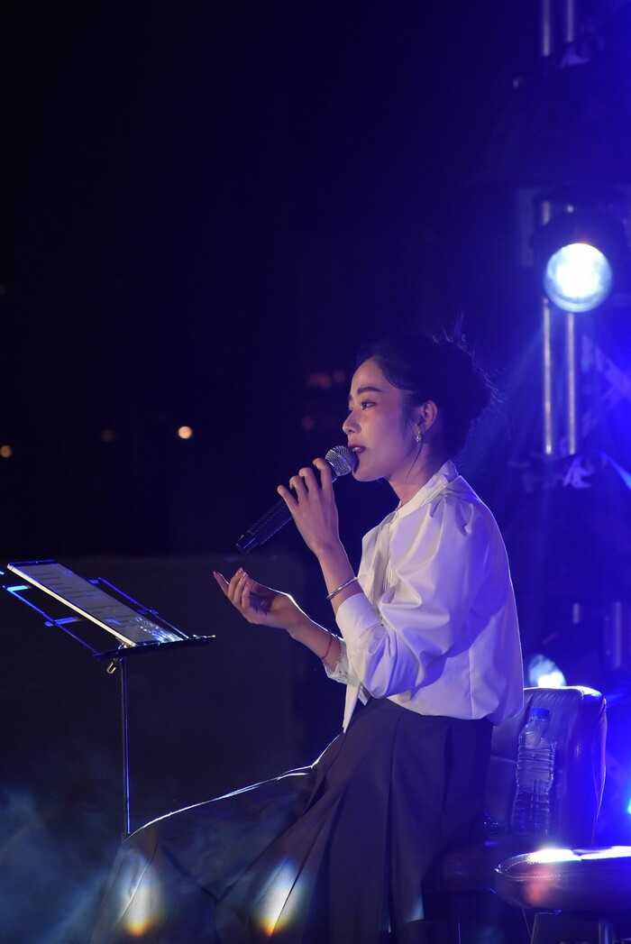 Nam Em di dien nhung lai toan dua micro cho khan gia hat-Hinh-10