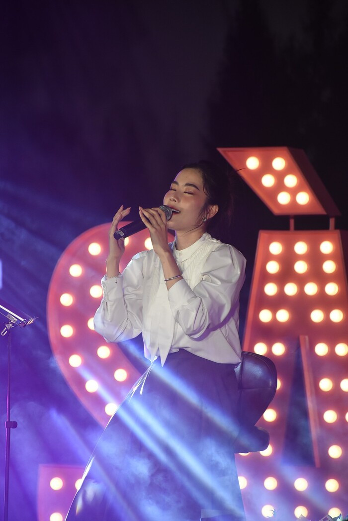 Nam Em đi diễn nhưng lại toàn đưa micro cho khán giả hát Nam Em di dien nhung lai toan dua micro cho khan gia hat