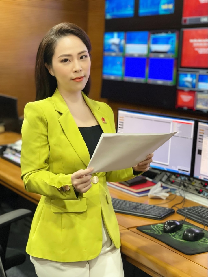 Bà xã cùng ngành của 2 nam MC điển trai dẫn sóng VTV Ba xa cung nganh cua 2 nam MC dien trai dan song VTV