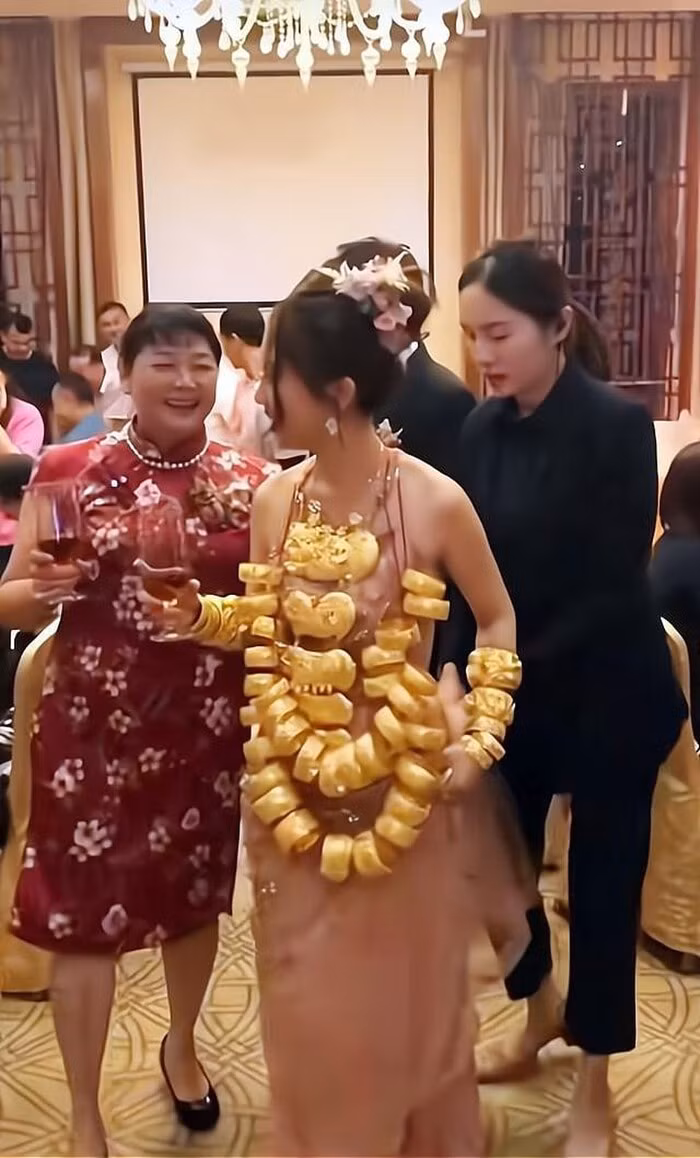 Co dau deo 42 cay vang, netizen chi de y den bo vay