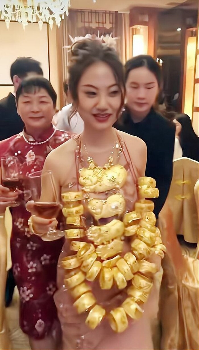 Cô dâu đeo 42 cây vàng, netizen chỉ để ý đến bộ váy - Hình 3 Co dau deo 42 cay vang, netizen chi de y den bo vay-Hinh-3