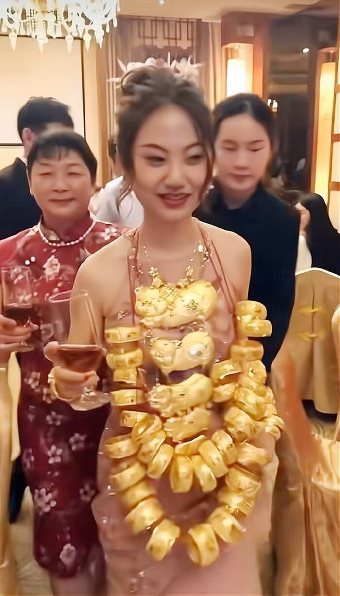 Co dau deo 42 cay vang, netizen chi de y den bo vay-Hinh-3