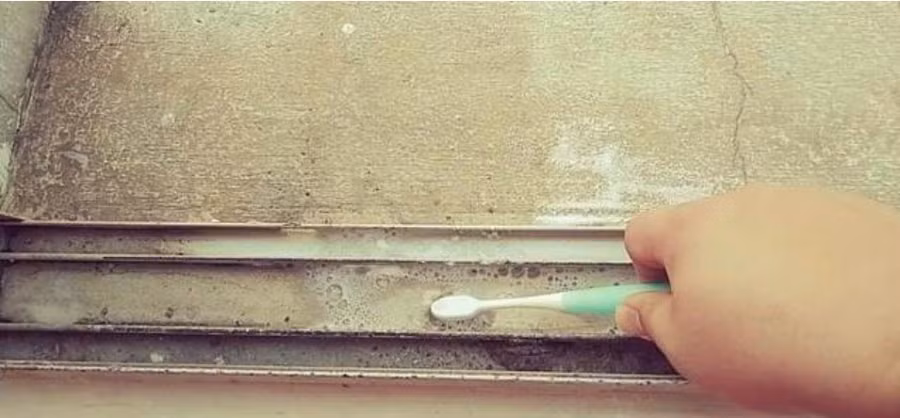 Uong bia thua do di, do len be cua so tay vet bam ban-Hinh-2