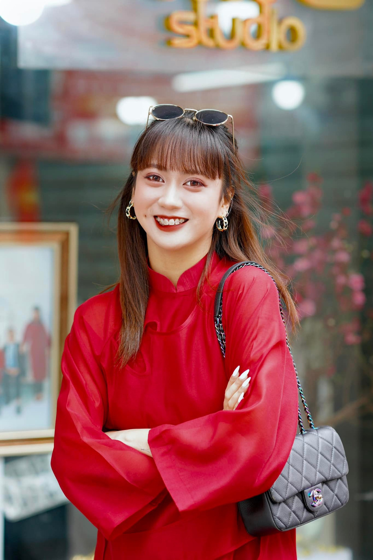 Khi không trang điểm đậm và diện trang phục dạ hội, Trường Xuân xuất hiện với vẻ ngoài nữ tính và hiện đại. Trên trang cá nhân, cô cũng thường chia sẻ những hình ảnh diện áo dài cách tân trẻ trung.