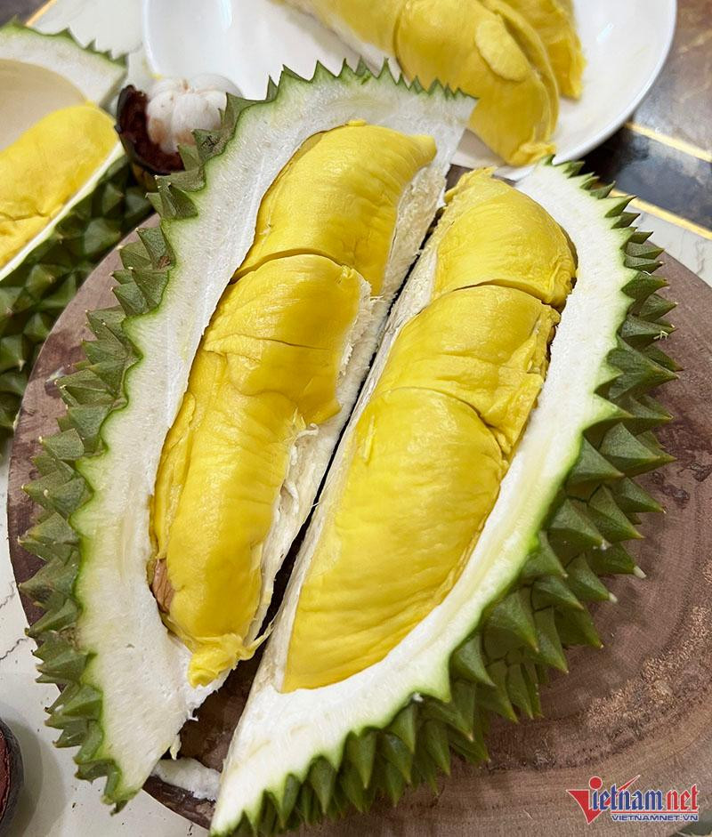  Sầu riêng Musang King được mệnh danh là loại sầu riêng ngon nhất thế giới. Giá của loại sầu này vô cùng đắt đỏ. Hiện một quả sầu chín rụng loại này giá có thể lên tới 3 triệu đồng, song khách muốn ăn vẫn phải "xếp hàng" chờ.