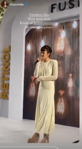 ới đây, giọng ca "Gửi Thời Niên Thiếu" còn tự tin diện váy đi biểu diễn tại một sự kiện quảng bá mỹ phẩm. 9X mặc đầm trắng phom dài thướt tha phối cùng giày cao gót cỡ 20cm màu nude hack dáng. Luna Đào cũng thể hiện trình đi giày cao gót uyển chuyển như một thiếu nữ thực thụ.