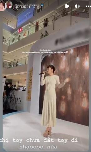 ào Bá Lộc còn gây ấn tượng bởi kiểu tóc búi, mái bằng nữ tính, trang điểm điệu đà.