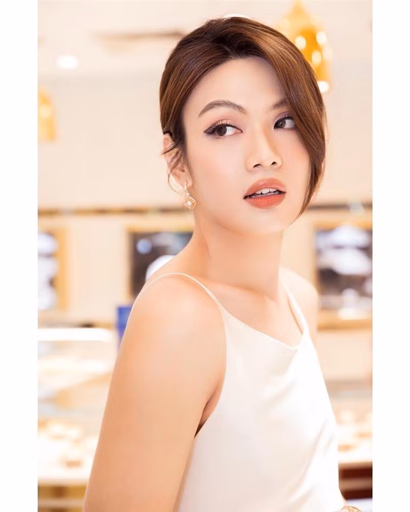 Giọng ca "Đơn Phương" diện đầm trắng gợi cảm.