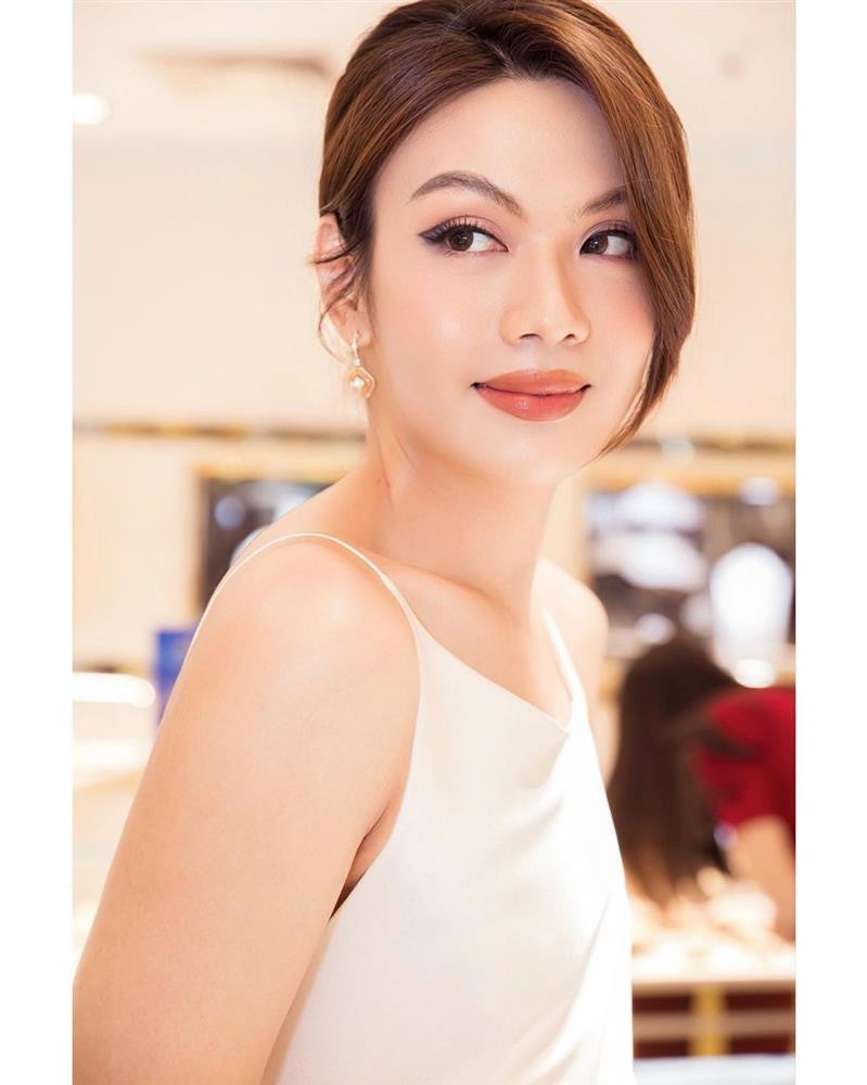 rước đó, Lộc cũng từng gây sốt với loạt ảnh khoe lưng trần nõn nà ở sự kiện.