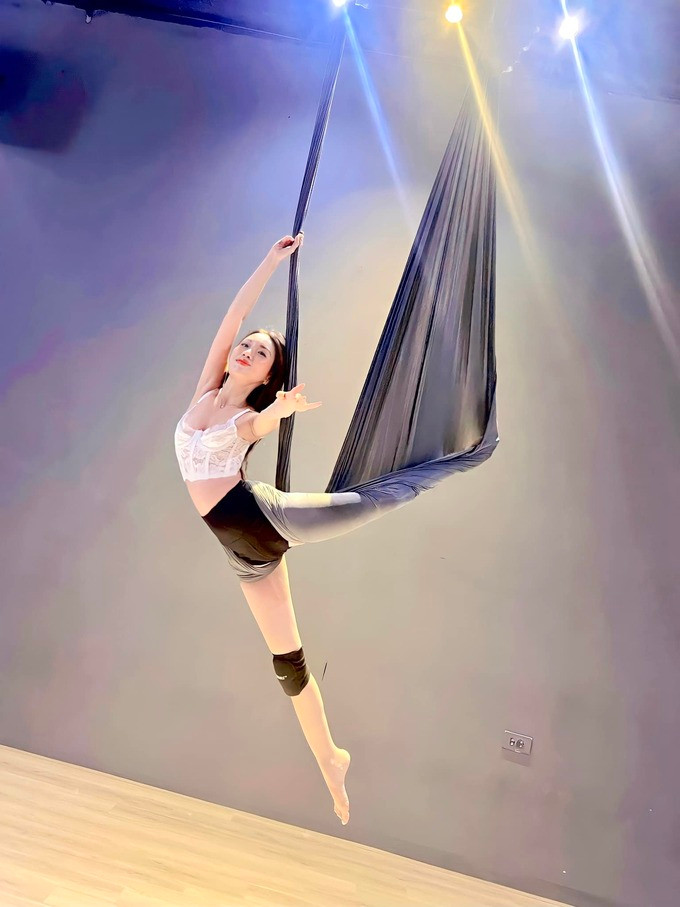 Hotgirl Nong cung World Cup: Bo ngan hang lam tiep vien hang khong-Hinh-4