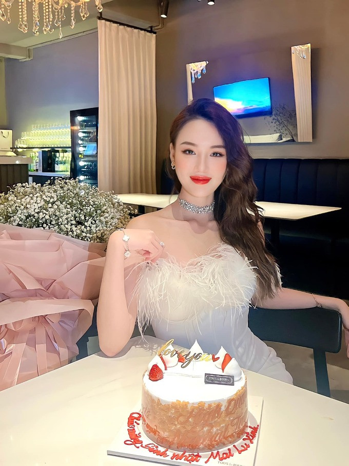 Hotgirl Nong cung World Cup: Bo ngan hang lam tiep vien hang khong-Hinh-8