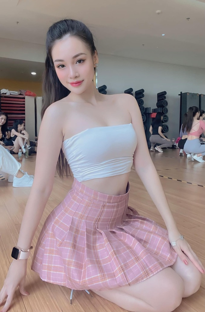 Hotgirl Nong cung World Cup: Bo ngan hang lam tiep vien hang khong-Hinh-3