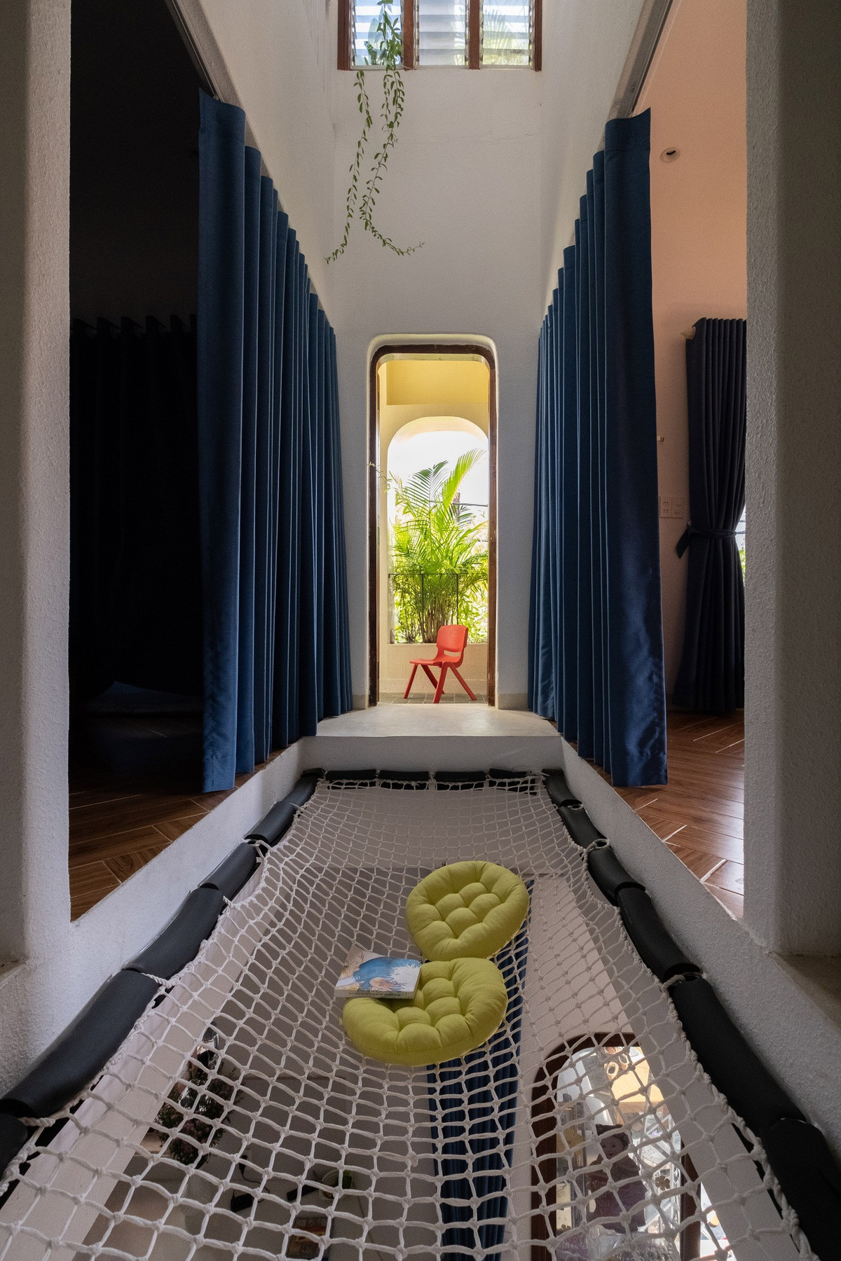 Nhà hẻm ở Nha Trang sử dụng đường cong bất định - Hình 11 Nha hem o Nha Trang su dung duong cong bat dinh-Hinh-11