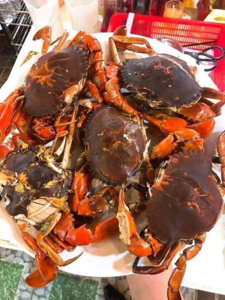 Lớp vỏ bên trong do mới hình thành nên khi ăn có cảm giác bùi bùi, thịt cua cốm rất ngọt và gạch béo.