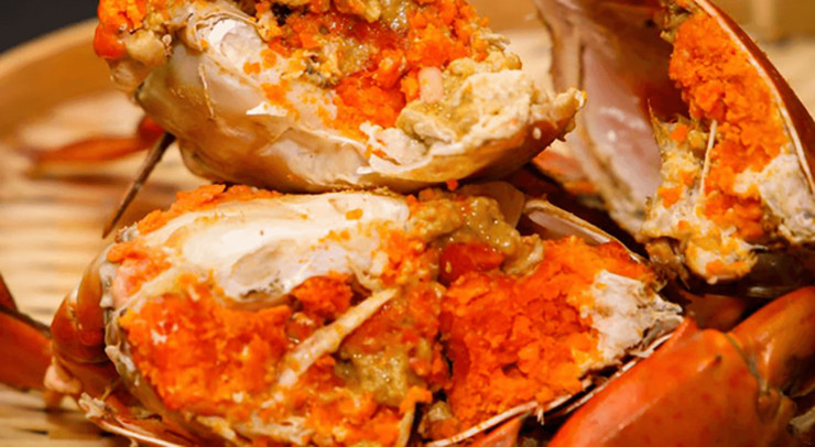 Phần gạch cua lại chính là chất dinh dưỡng quan trọng mà cua dùng để dự trữ nuôi sống cơ thể trong những ngày lột xác. lớp gạch cua hai da có màu vàng nhạt, đồng thời rất thơm, khi ăn thực khách sẽ cảm nhận ngay độ béo, bùi và quan trọng không hề gây đến cảm giác ngấy