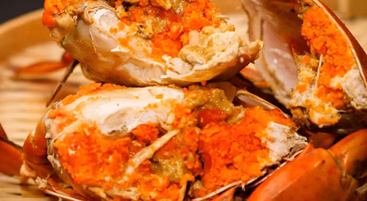 Phần gạch cua lại chính là chất dinh dưỡng quan trọng mà cua dùng để dự trữ nuôi sống cơ thể trong những ngày lột xác. lớp gạch cua hai da có màu vàng nhạt, đồng thời rất thơm, khi ăn thực khách sẽ cảm nhận ngay độ béo, bùi và quan trọng không hề gây đến cảm giác ngấy