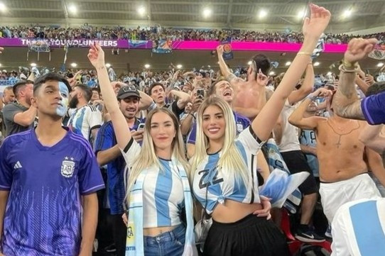 Nữ CĐV Argentina cởi áo ăn mừng trên khán đài ảnh 1